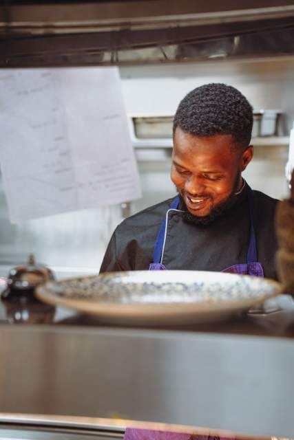 Chef de La Cabane Meudon en cuisine en train de préparer un plat, restaurant traditionnel français en pleine nature à Meudon