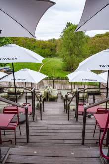Allée d’accès menant à La Cabane Meudon au cœur de la forêt, restaurant avec grande terrasse à Meudon
