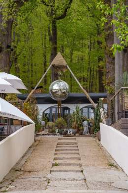 Allée d’accès menant à La Cabane Meudon au cœur de la forêt, restaurant avec grande terrasse à Meudon