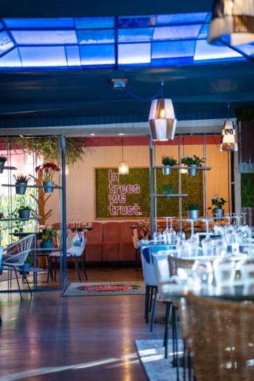 Salle du restaurant La Cabane Meudon dressée pour un événement, cadre chaleureux en pleine nature à Meudon