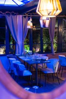Clients attablés sur la grande terrasse de La Cabane Meudon, restaurant convivial au cœur de la forêt à Meudon