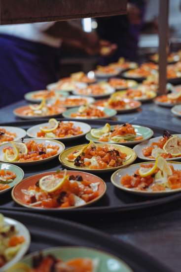 Assiettes dressées pour un événement à La Cabane Meudon, restaurant en forêt proposant des prestations événementielles à Meudon