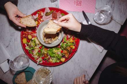 Plat à partager servi à La Cabane Meudon, restaurant convivial en pleine forêt à Meudon