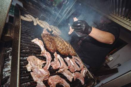 Viandes grillées au barbecue lors d’une soirée à La Cabane Meudon, restaurant en forêt à Meudon