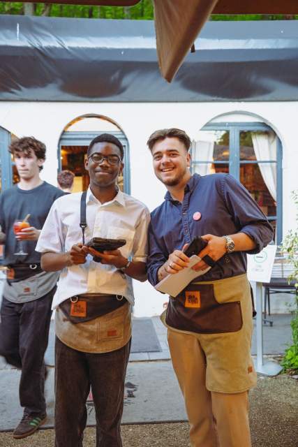 Équipe de La Cabane Meudon souriante en terrasse, restaurant convivial en pleine forêt à Meudon