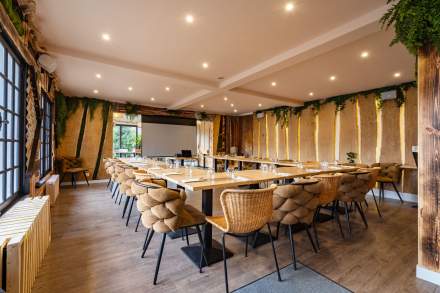 Salle de réunion et de réception à La Cabane Meudon, restaurant en forêt adapté aux événements professionnels à Meudon