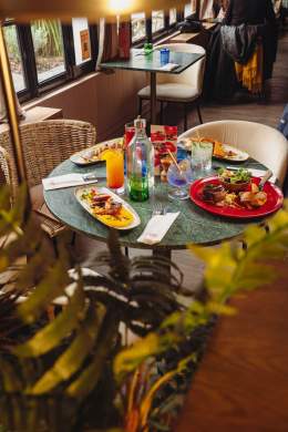 Brunch généreux servi à La Cabane Meudon, restaurant en pleine nature proposant des brunchs conviviaux à Meudon