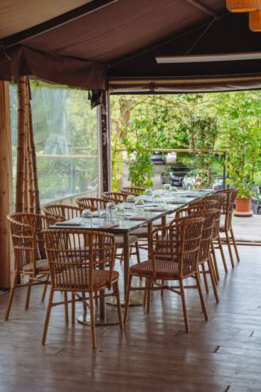 Espace terrasse couvert de La Cabane Meudon aménagé pour repas de groupe et événements, restaurant en forêt à Meudon