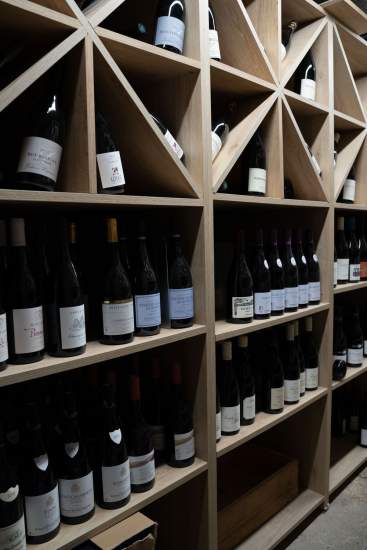 Cave à vins de La Cabane Meudon avec sélection de bouteilles, restaurant traditionnel français à Meudon