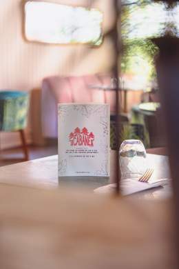 Carte du restaurant La Cabane Meudon posée sur une table, établissement convivial en pleine forêt à Meudon