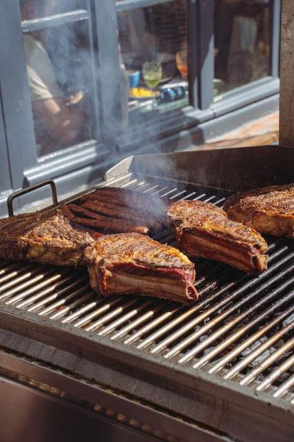 Viande grillée au barbecue à La Cabane Meudon, restaurant en forêt proposant des soirées barbecue à Meudon