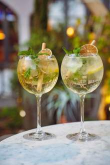 Cocktails servis sur la terrasse de La Cabane Meudon, restaurant convivial en pleine nature à Meudon