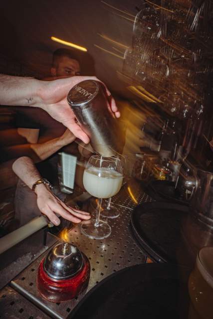 Préparation d’un cocktail au bar de La Cabane Meudon, restaurant convivial en pleine nature à Meudon