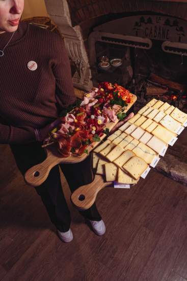 Plateaux de charcuterie et fromages servis à La Cabane Meudon, restaurant convivial proposant des soirées raclette en forêt à Meudon