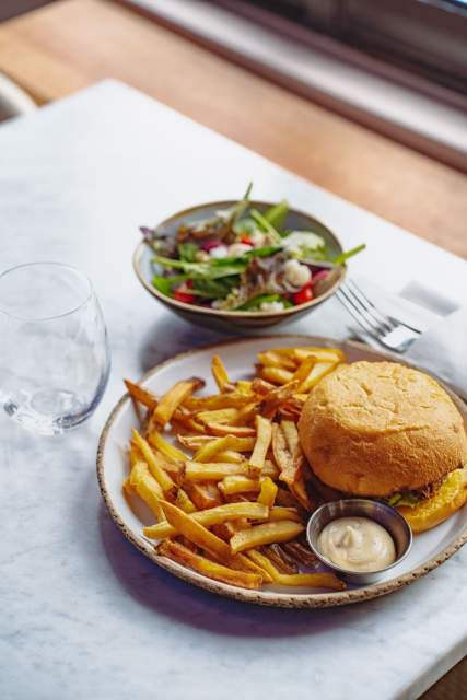 Entrée gastronomique dressée à La Cabane Meudon, restaurant traditionnel français proposant une cuisine de saison à Meudon
