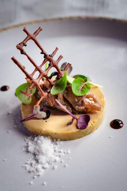 Plat de légumes et viande dressé à La Cabane Meudon, restaurant traditionnel français proposant une cuisine de saison à Meudon