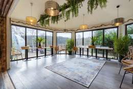 Salle lumineuse de La Cabane Meudon avec vue sur la forêt, espace événementiel du restaurant à Meudon