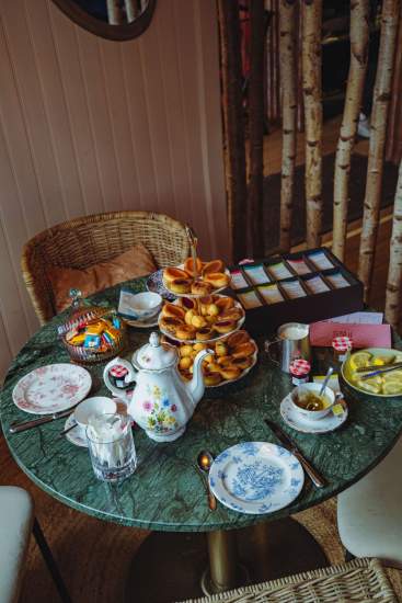 Table dressée pour un goûter ou brunch à La Cabane Meudon avec théière et pâtisseries, restaurant en forêt à Meudon