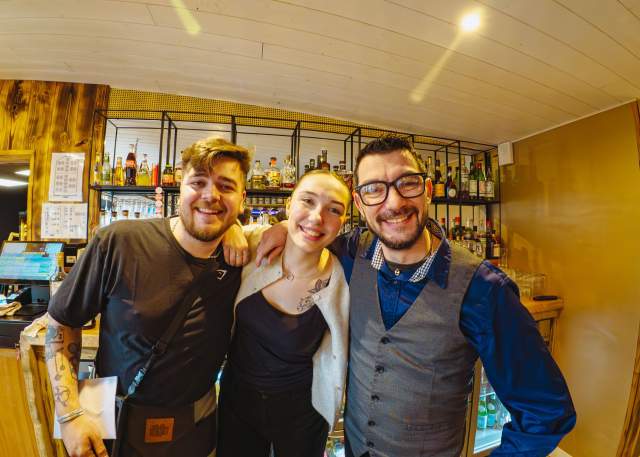 Équipe de La Cabane Meudon souriante au bar du restaurant, établissement convivial en pleine nature à Meudon