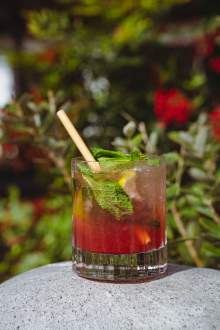 Verres de cocktail servis sur la terrasse de La Cabane Meudon, restaurant convivial en pleine nature à Meudon