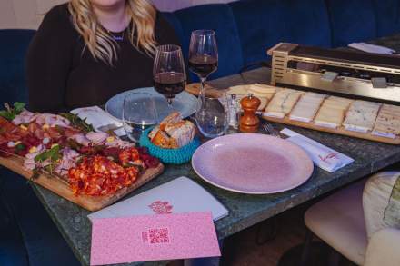 Plateau de charcuterie et fromages servi à La Cabane Meudon lors d’une soirée raclette, restaurant convivial en forêt à Meudon